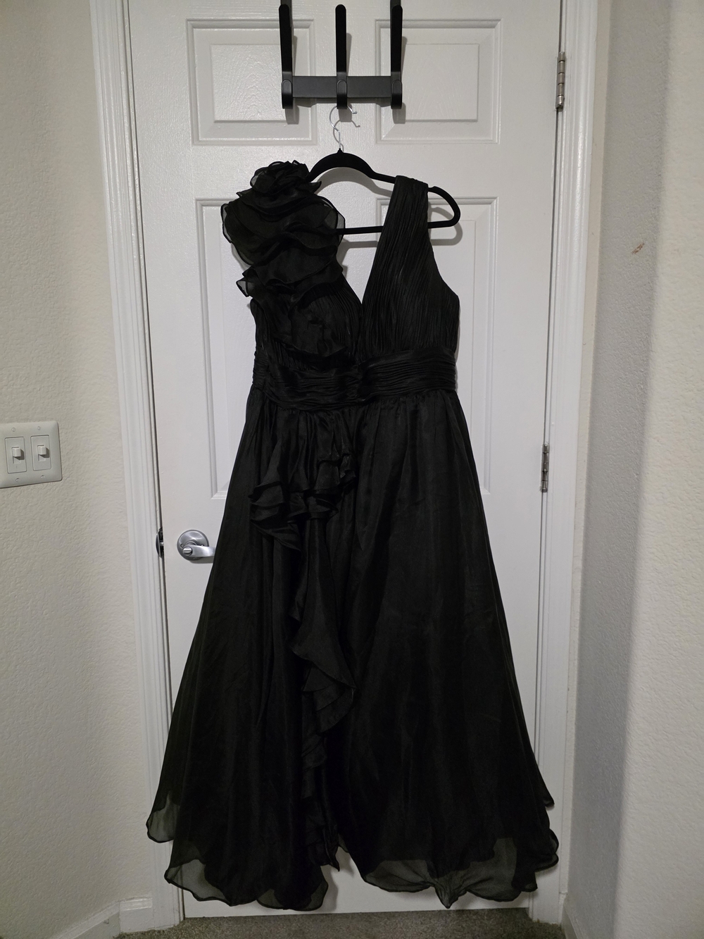 Mac Duggal Black Ruffle One-Shoulder Formal Gown Size 16